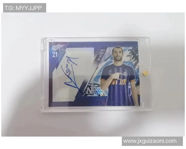 球星签名足球独特魅力展现 签名球鞋和足球的收藏价值与市场影响